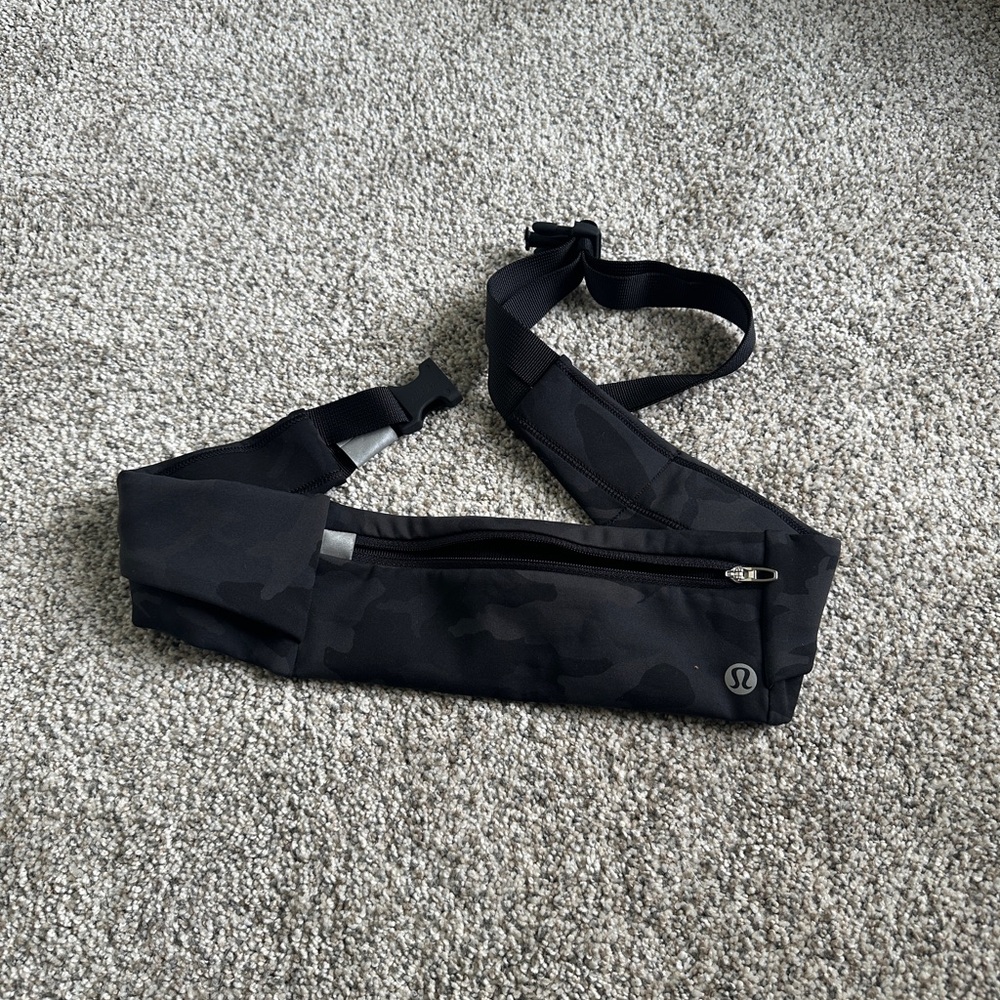 PERFECT CONDITION Lululemon Black Camouflage Belt Bag